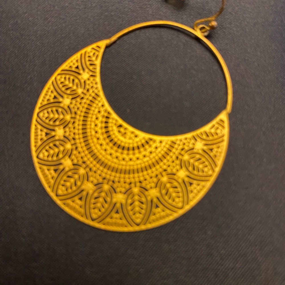 Filigree gold tone hoop dangle earrings - Picture 3 of 6